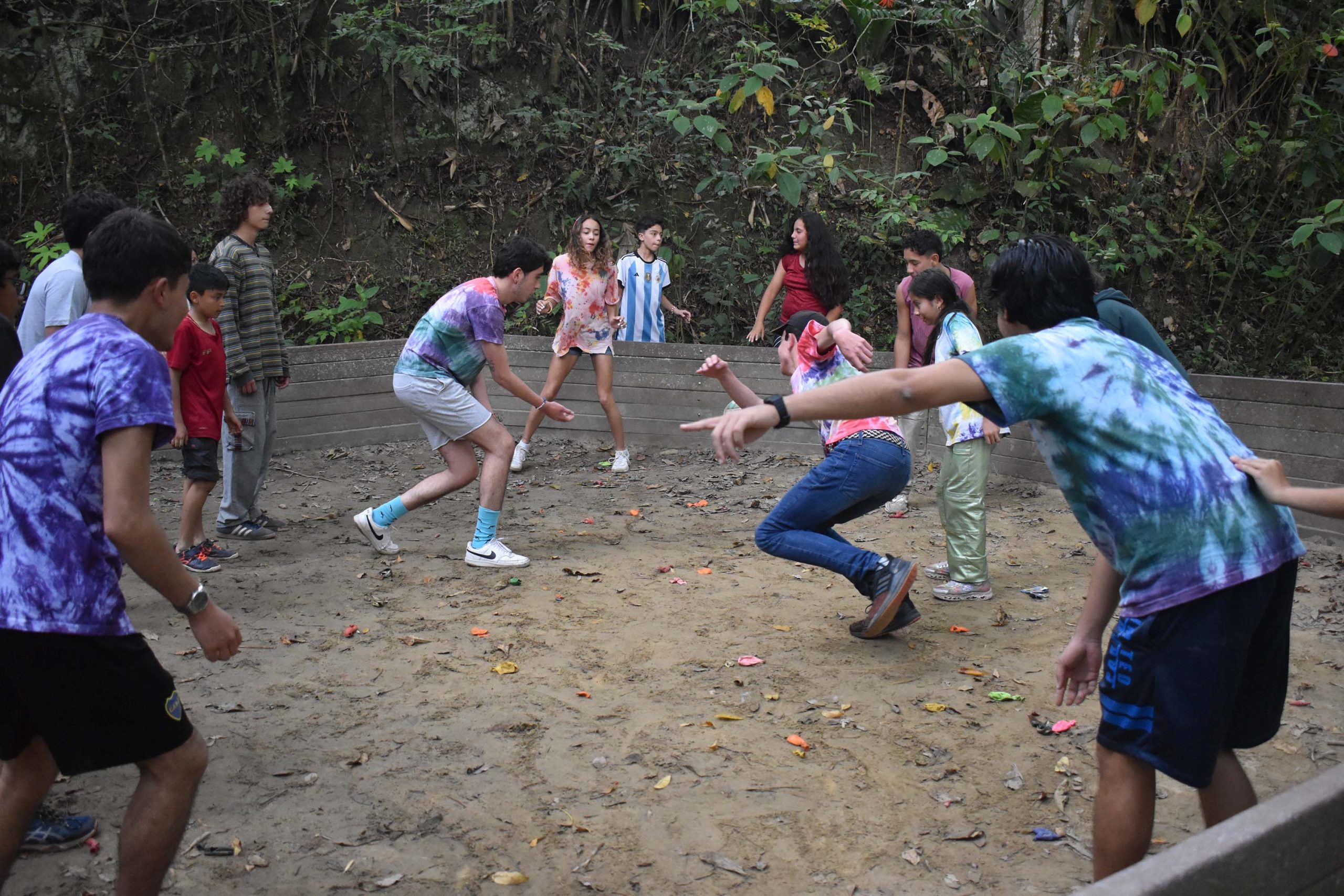 campamento-niños-colombia-bilingue-ingles-aprendizaje-naturaleza-experiencia-bogota-medellin-antioquia-ejecafetero-venecia-juegos-pelota